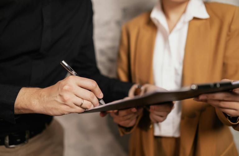 Asesoría legal en propiedad industrial para registrar marcas y patentes con abogados mercantiles especializados.