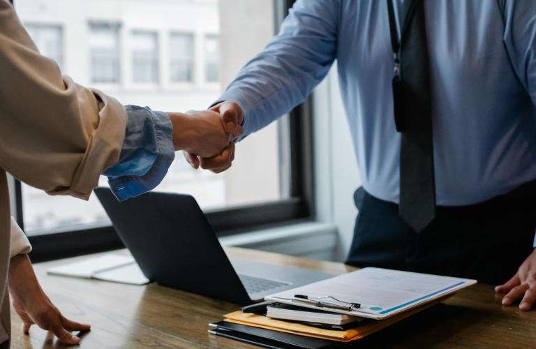 Evolución del Derecho Civil en la Era Digital: regulación de contratos electrónicos, protección de datos, propiedad intelectual y responsabilidad civil en internet.