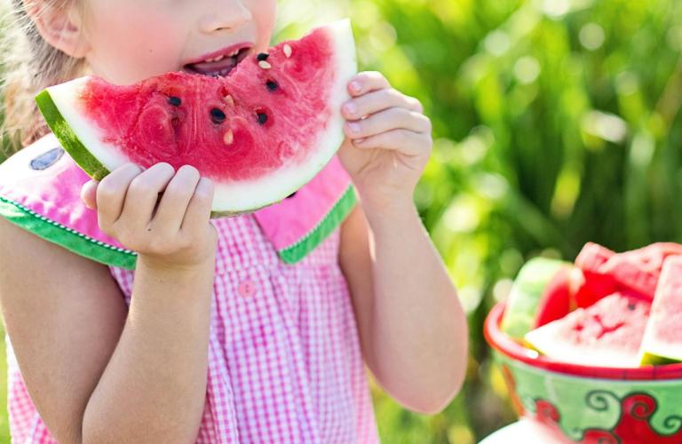niña comiendo