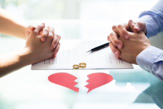 ¿Cuáles son las diferencias entre un divorcio de mutuo acuerdo y un divorcio contencioso? 