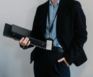 abogado leyendo documento